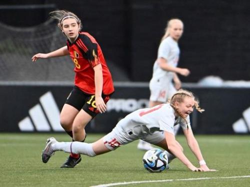 KSVO-speelster Helena De Brackeleer maakt haar debuut bij de RED FLAMES U16